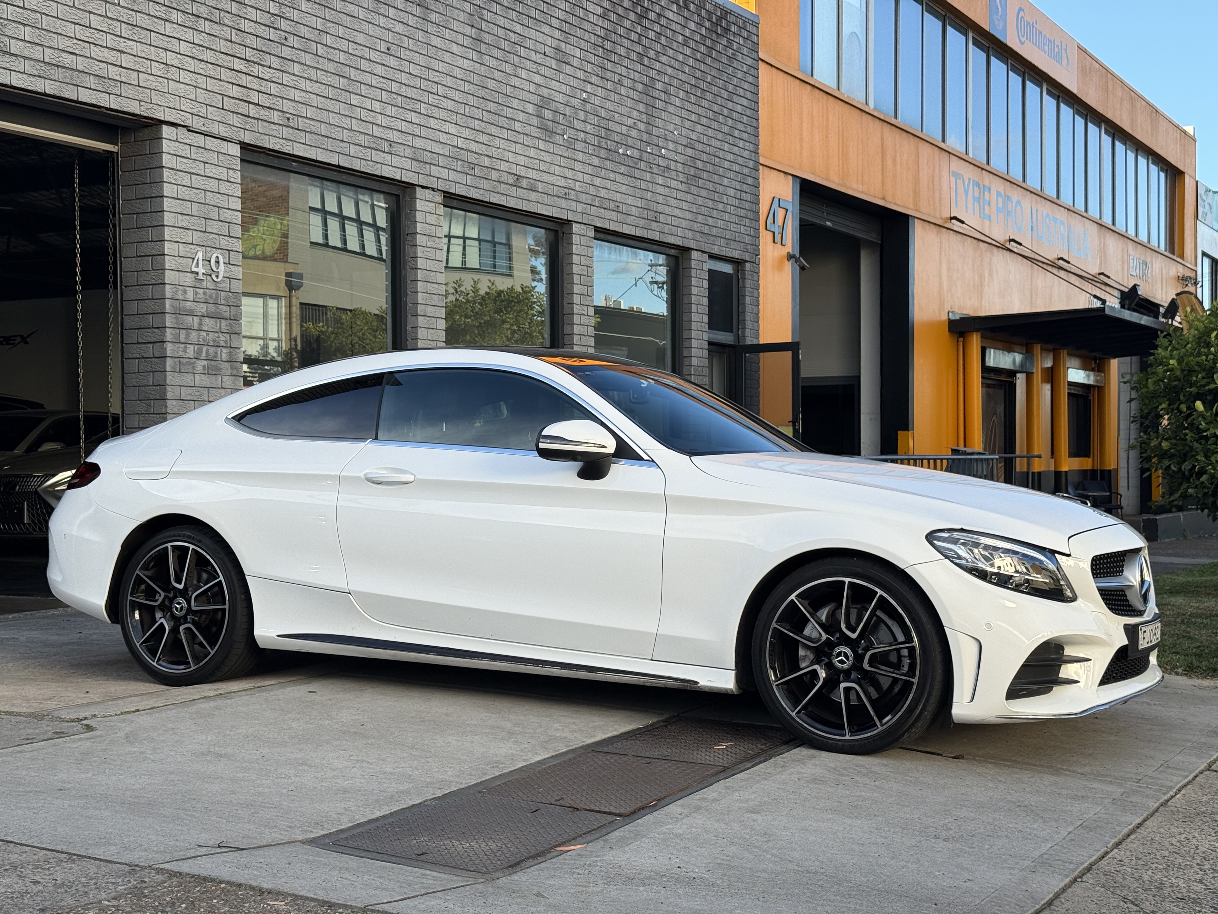 Mercedes-Benz C200 image 2